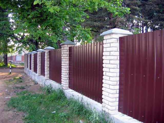 Забор из профнастила. Фото